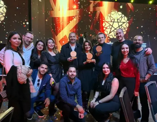 البريد بنك يحصد ثلاث جوائز مرموقة عن حملته الإعلانية “Ezy”