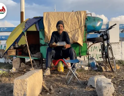 تعرض لمحاولة قــ,ــتل.. مغربي يبدع بالنحت داخل قنينات الزجاج