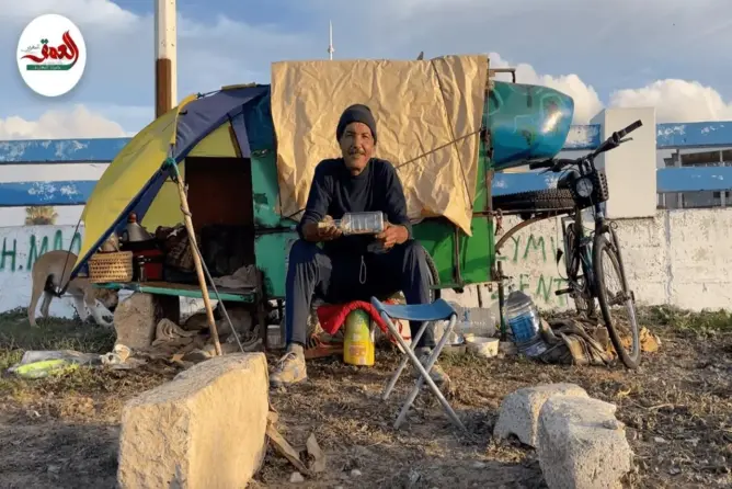 تعرض لمحاولة قــ,ــتل.. مغربي يبدع بالنحت داخل قنينات الزجاج