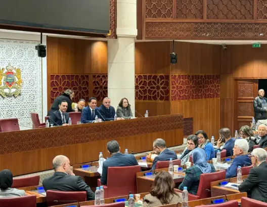 الأغلبية تُشيد بـ”شجاعة الحكومة” في قانون الإضراب.. والمعارضة تعتبره “انتكاسة حقوقية”