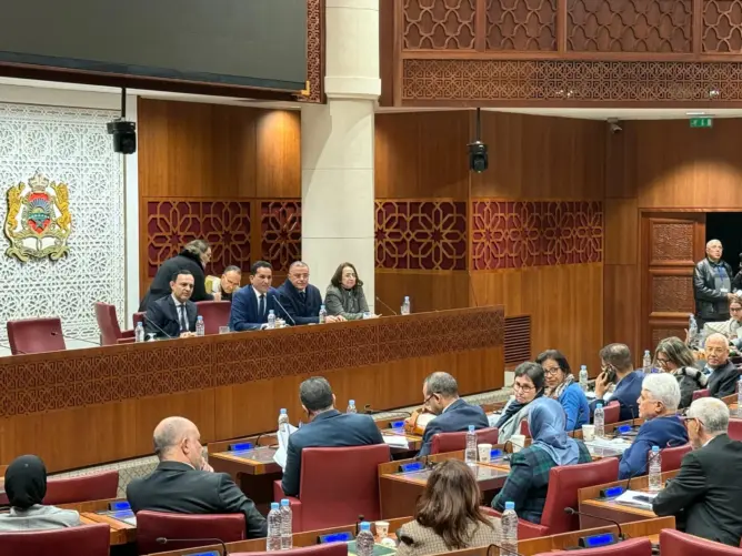 الأغلبية تُشيد بـ”شجاعة الحكومة” في قانون الإضراب.. والمعارضة تعتبره “انتكاسة حقوقية”