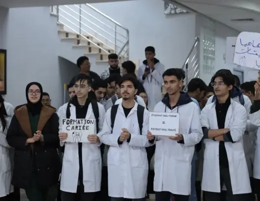 طلبة الطب يعودون للتظاهر احتجاجا على نقص المعدات الطبية ويهددون بالتصعيد