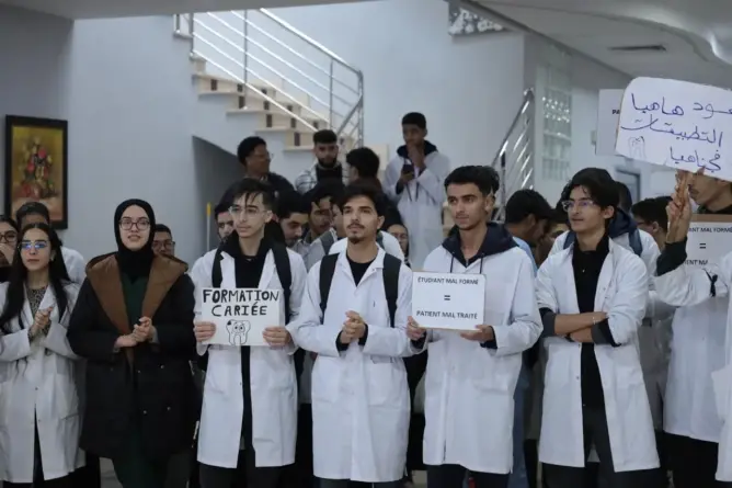 طلبة الطب يعودون للتظاهر احتجاجا على نقص المعدات الطبية ويهددون بالتصعيد