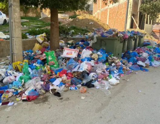 الإضراب العام يحول أحياء وشوارع تطوان إلى “مكب نفايات” والسلطات تستعين بالإنعاش الوطني