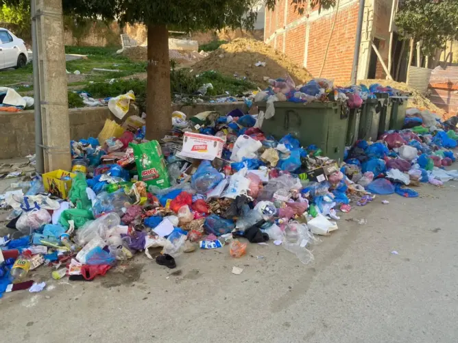 الإضراب العام يحول أحياء وشوارع تطوان إلى “مكب نفايات” والسلطات تستعين بالإنعاش الوطني