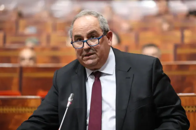 رفضا لرسوم التسجيل .. الطلبة الموظفون بوجدة يحتجون أمام ولاية جهة الشرق