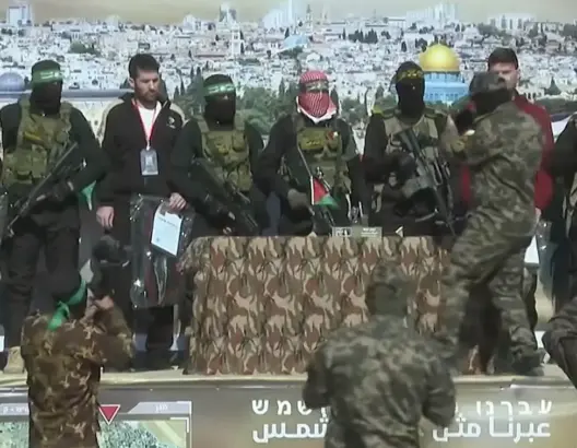 حماس تسلم 3 أسرى إسرائيليين وتنتظر الاحتلال لتنفيذ البرتوكول الإنساني