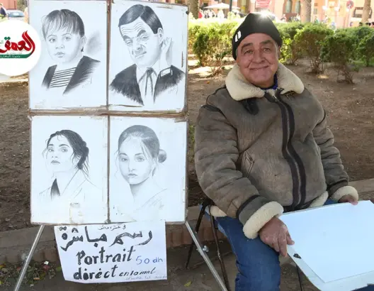 عزيز غرباوي..فنان عصامي تبدع أنامله في رسم ''بورتريهات'' للزوار بساحة جامع الفنا