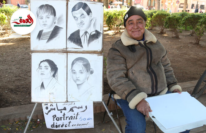 عزيز غرباوي..فنان عصامي تبدع أنامله في رسم ''بورتريهات'' للزوار بساحة جامع الفنا