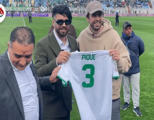 بيكيه يحصل على قميص الدفاع الحسني الجديدي