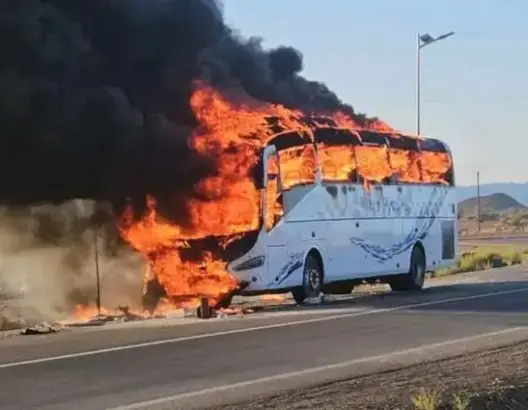 النيران تلتهم حافلة للمسافرين بتينجداد