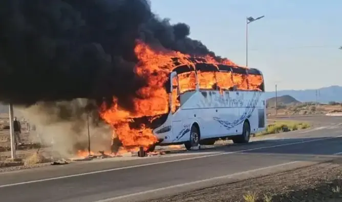 النيران تلتهم حافلة للمسافرين بتينجداد