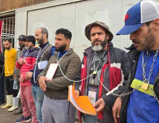 بعد اغلاق السوق النموذجي..”حواتة”سوق أناسي بالبيضاء يحتجون بربط أنفسهم بالسلاسل والسلطات تعدهم بحلول