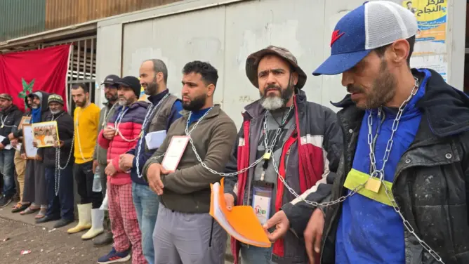 بعد اغلاق السوق النموذجي..”حواتة”سوق أناسي بالبيضاء يحتجون بربط أنفسهم بالسلاسل والسلطات تعدهم بحلول