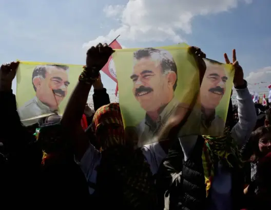 في خطوة تاريخية..أوجلان يدعو العمال الكردستاني لإلقاء السلاح وحلّ الحزب
