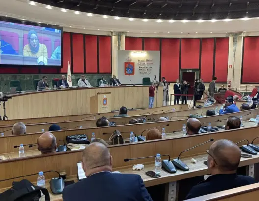 “البام” يطلب تجريد مستشارين من عضوية مجلس طنجة بحجة “التمرد على الحزب”