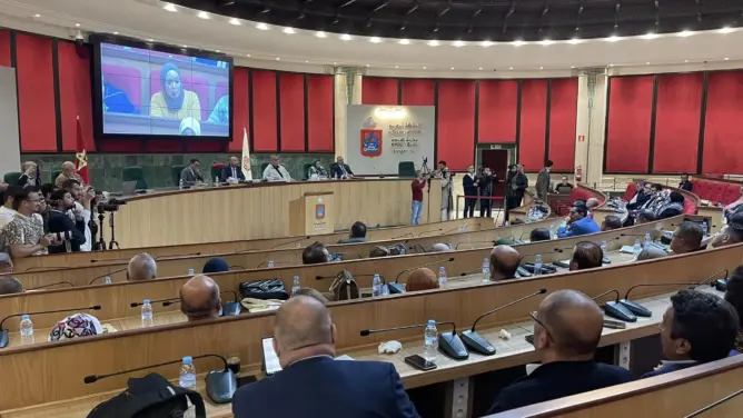 “البام” يطلب تجريد مستشارين من عضوية مجلس طنجة بحجة “التمرد على الحزب”