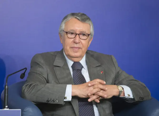 تكريم رمزي لدبلوماسي مغربي.. الإسكندرية تختار بن عيسى شخصية معرضها الدولي للكتاب