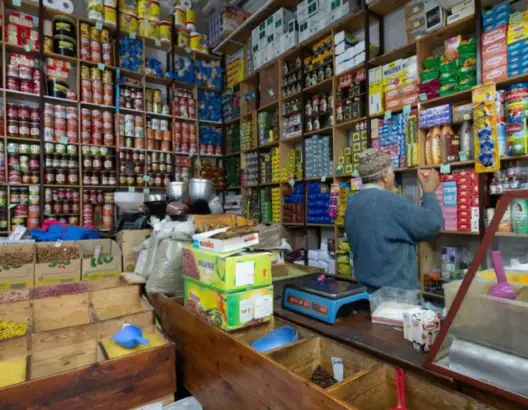 وزير الصناعة يقر بتوسع المتاجر الكبرى ويعول على “كناش الكريدي” لدعم المعوزين