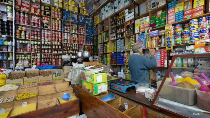 وزير الصناعة يقر بتوسع المتاجر الكبرى ويعول على “كناش الكريدي” لدعم المعوزين