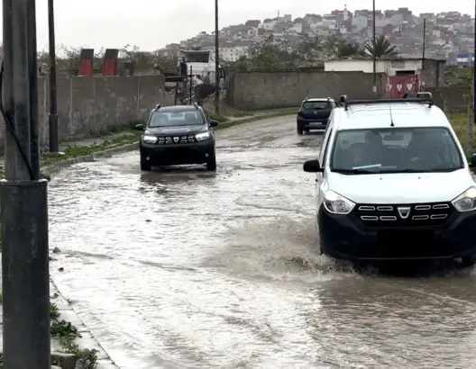 أمطار غزيرة تغرق شوارع طنجة وتكشف ضعف البنية التحتية للمدينة