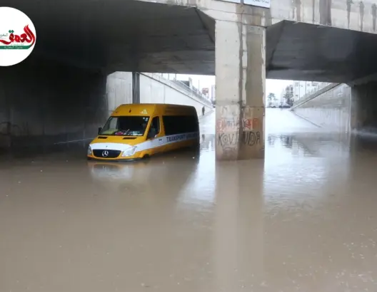 الأمطار تغرق سيارة للنقل المدرسي بفاس