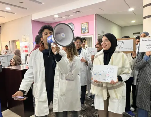 معدات طبية فاسدة تعيد طلبة طب الأسنان للاحتجاج وتصعيد ضد “الآذن الصماء”