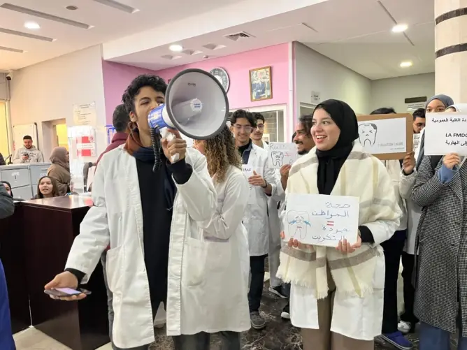 معدات طبية فاسدة تعيد طلبة طب الأسنان للاحتجاج وتصعيد ضد “الآذن الصماء”