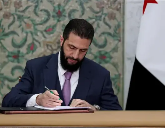 الشرع يوقع إعلانا دستوريا يحدد شكل الحكم خلال 5 سنوات.. وإسرائيل تقصف دمشق