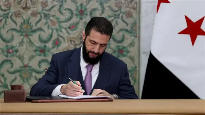 الشرع يوقع إعلانا دستوريا يحدد شكل الحكم خلال 5 سنوات.. وإسرائيل تقصف دمشق