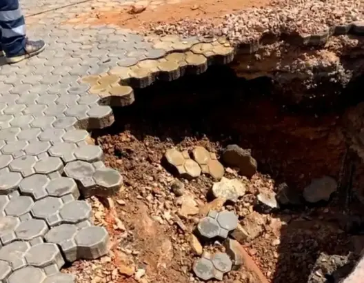 شقوق أرضية تهز مقاطعة البرنوصي وترفع مطالب التحقيق في “فساد” الصفقات العمومية