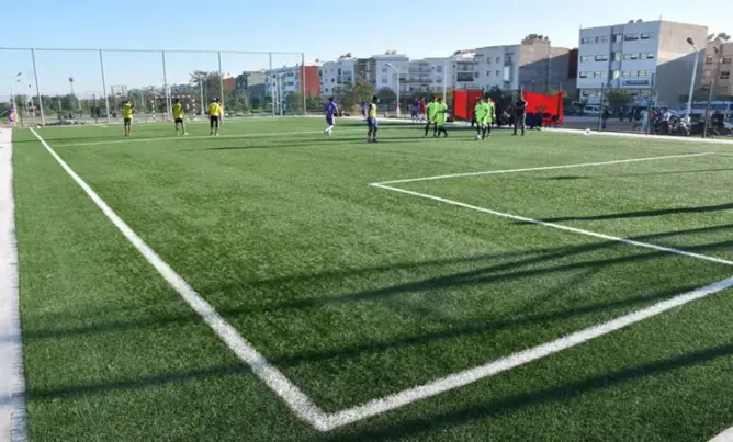 “حيف الملاعب” يخلق صراعات بالحي الحسني.. والمقاطعة تتحجج بغياب العقارات