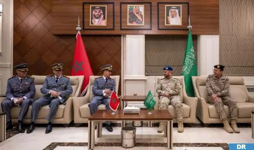 المفتش العام للقوات المسلحة الملكية يتباحث التعاون العسكري مع نظيره السعودي