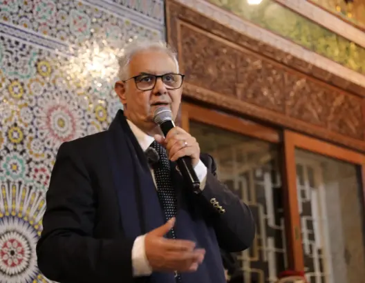 بركة يختار قلعة فاس لتوزيع وعود المونديال والتبشير بانخفاض الأسعار
