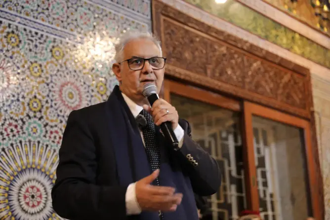 بركة يختار قلعة فاس لتوزيع وعود المونديال والتبشير بانخفاض الأسعار