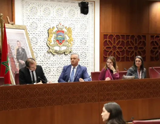 أثارت اتهامات وجهتها المعارضة للحكومة بمحاولة استغلال الدعم المخصص للمقاولات الصغيرة جدا والصغيرة والمتوسطة في الحملات الانتخابية، خلافًا داخل لجنة المالية والتنمية الاقتصادية بمجلس النواب. في المقابل، أكد الوزير المنتدب المكلف بالاستثمار، كريم زيدان، أن الدعم يخضع لـ"عملية حسابية" ولا ينبغي أن يكون محل مزايدات سياسية.