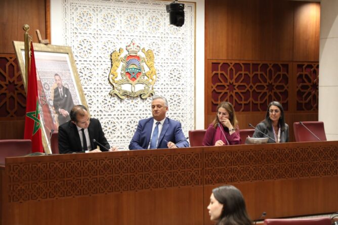أثارت اتهامات وجهتها المعارضة للحكومة بمحاولة استغلال الدعم المخصص للمقاولات الصغيرة جدا والصغيرة والمتوسطة في الحملات الانتخابية، خلافا داخل لجنة المالية والتنمية الاقتصادية بمجلس النواب. في المقابل، أكد الوزير المنتدب المكلف بالاستثمار، كريم زيدان، أن الدعم يخضع لـ"عملية حسابية" ولا ينبغي أن يكون محل مزايدات سياسية.