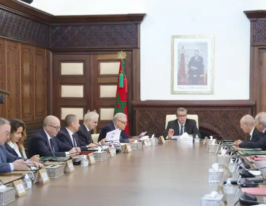 الحكومة تكشف تفاصيل بناء عشرات آلاف المنازل بمناطق الزلزال وتجلي مئات العائلات من 12 دوارا