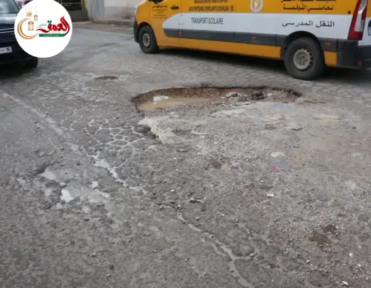 ساكنة فاس تتطوع لإصلاح حفرة عمرها 3 سنوات بشارع المرجة