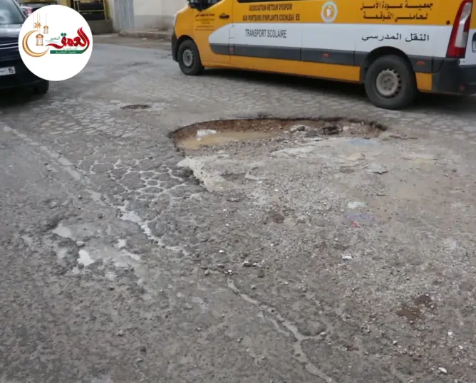 ساكنة فاس تتطوع لإصلاح حفرة عمرها 3 سنوات بشارع المرجة