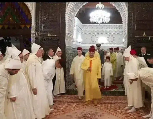 العشاء والتراويح وختم البخاري.. الملك يحيي ليلة القدر بالرباط ويتوج “أهل القرآن والحديث” (صور)