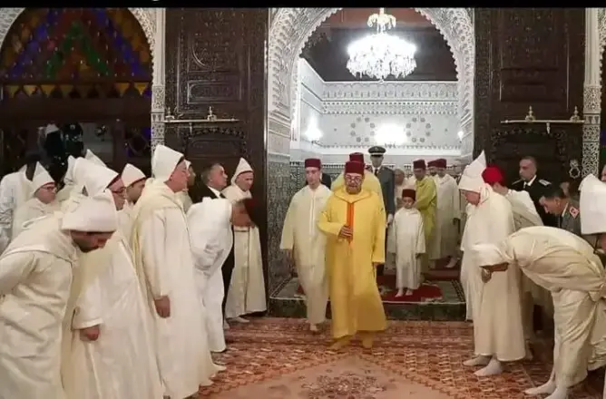 العشاء والتراويح وختم البخاري.. الملك يحيي ليلة القدر بالرباط ويتوج “أهل القرآن والحديث” (صور)