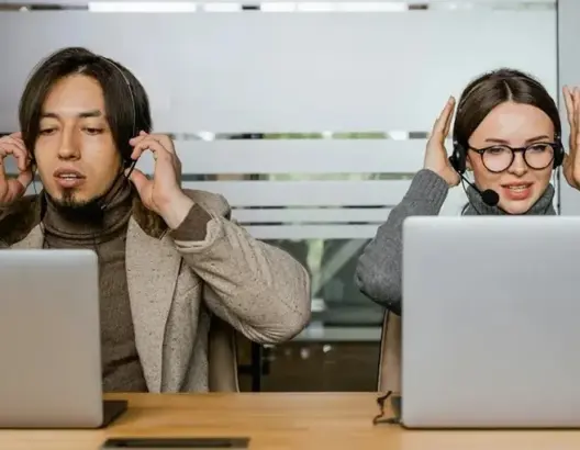 لماذا تسمع النساء أفضل من الرجال؟.. دراسة تكشف السر العلمي