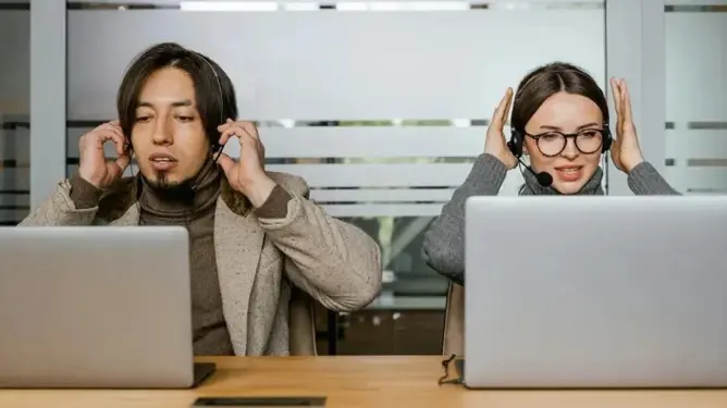 لماذا تسمع النساء أفضل من الرجال؟.. دراسة تكشف السر العلمي