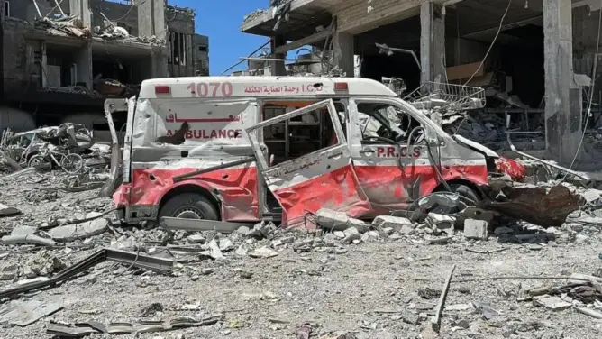 مسعفين من الهلال الأحمر بغزة