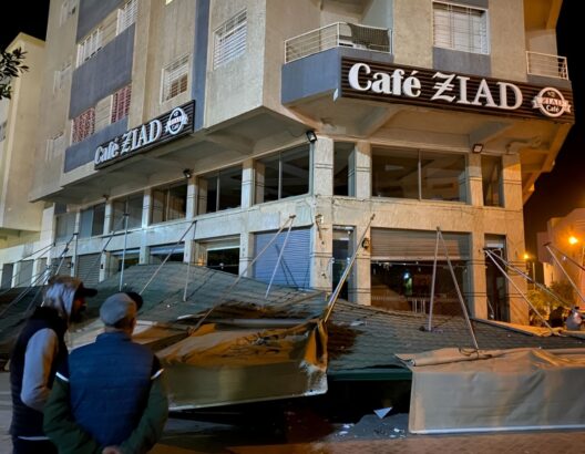 سقوط واقي شمسي بمقهى في فاس يخلف إصابات واستنفار أمني