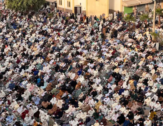 ملايين المغاربة يؤدون صلاة العيد في أجواء روحانية بمصليات ومساجد المملكة (صور + فيديوهات)