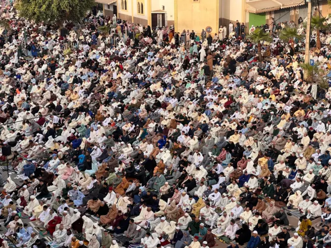 ملايين المغاربة يؤدون صلاة العيد في أجواء روحانية بمصليات ومساجد المملكة (صور + فيديوهات)