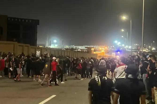 الجيش الملكي يشكو بيراميدز لـ”الكاف” بعد منع جماهيره من مؤازرته.. والفريق المصري يبرر