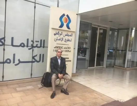 منجب يواصل اعتصامه وإضرابه عن الطعام لليوم الثاني